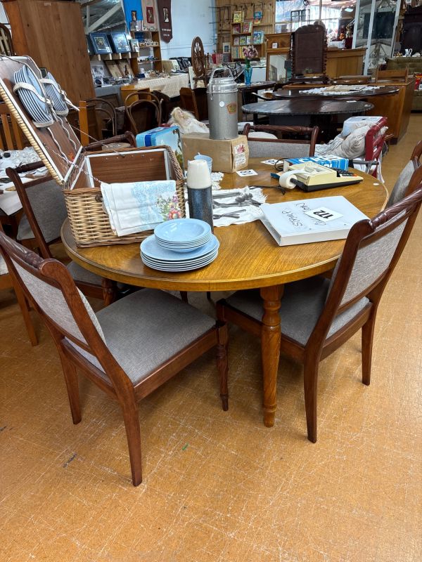Beautiful oval expanding table with six chairs in remarkable condition